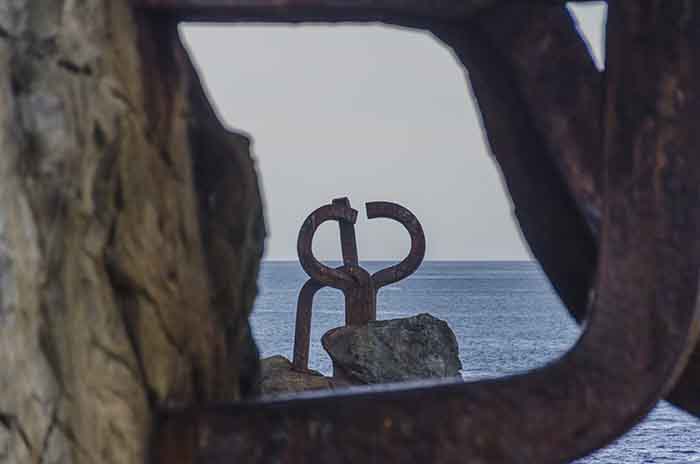 Guipúzcoa - San Sebastián 125 - escultura El Peine del Viento.jpg